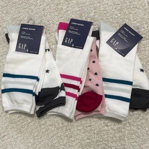 NIP- GAP. 6 Crew Socks